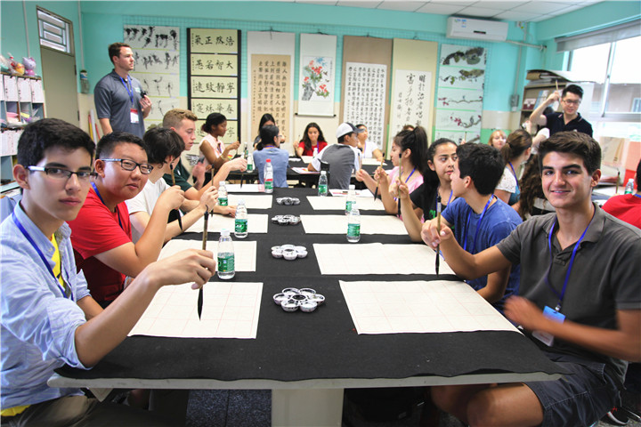 練習(xí)書(shū)法，感受中華文化