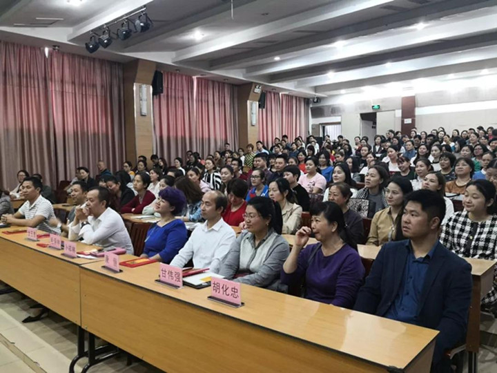 若為人父母是一場(chǎng)人生旅行，美麗風(fēng)景要靠你引領(lǐng)孩子發(fā)現(xiàn) ——致龍華中英文實(shí)驗(yàn)學(xué)校家長(zhǎng)學(xué)校開(kāi)學(xué)儀式