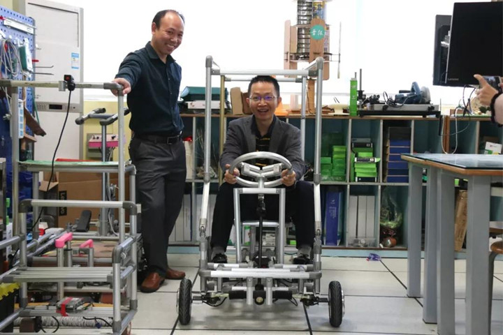 創(chuàng)客教育送課進校，參與師生共同提高——龍華區(qū)古興東學(xué)科帶頭人工作室創(chuàng)客教育研究活動在我校進行