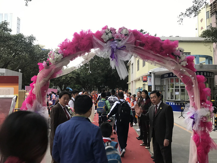 我去上學(xué)校，花兒對(duì)我笑——龍華中英文開學(xué)第一天秩序井然