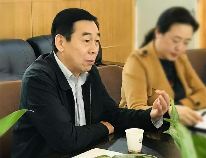 我校教育國際化特色建設(shè)迎來“區(qū)中小學特色教育實驗學?！表椖恐衅跈z查