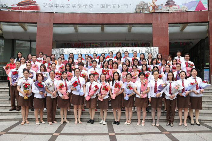 做學(xué)生愛戴、家長信任的閃亮班主任 ——深圳市“龍華區(qū)第三屆班主任節(jié)”龍華中英文實驗學(xué)校啟動儀式