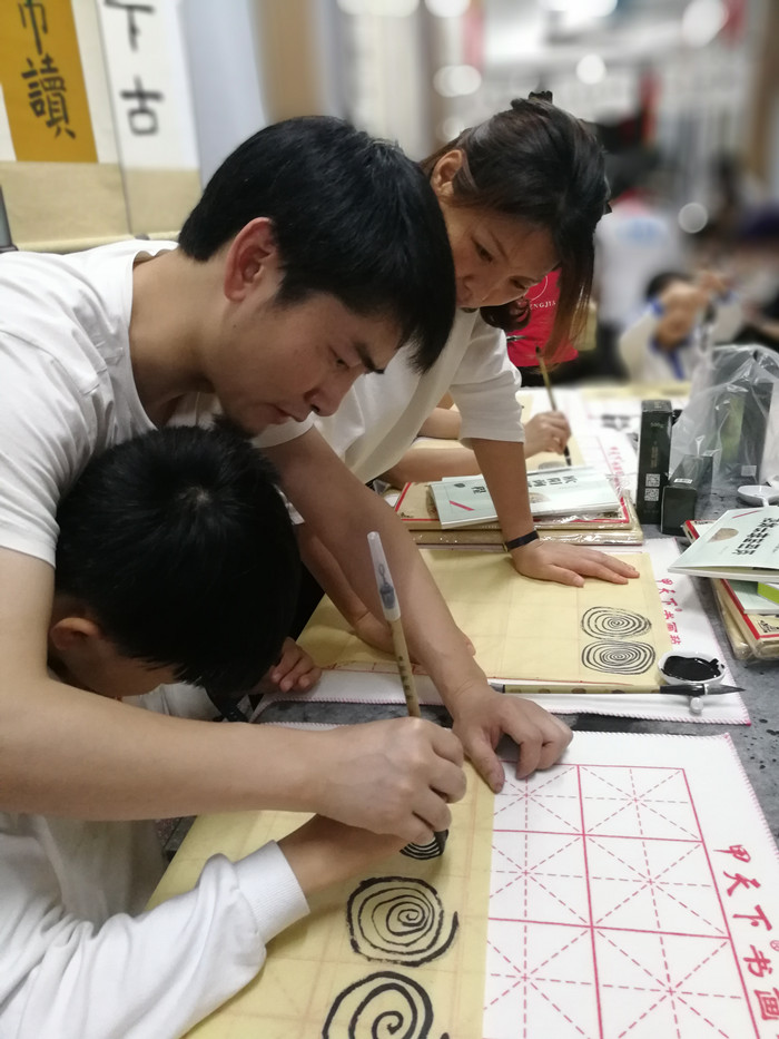 親子同練，家校共建，龍華中英文“家長社團”有聲有色