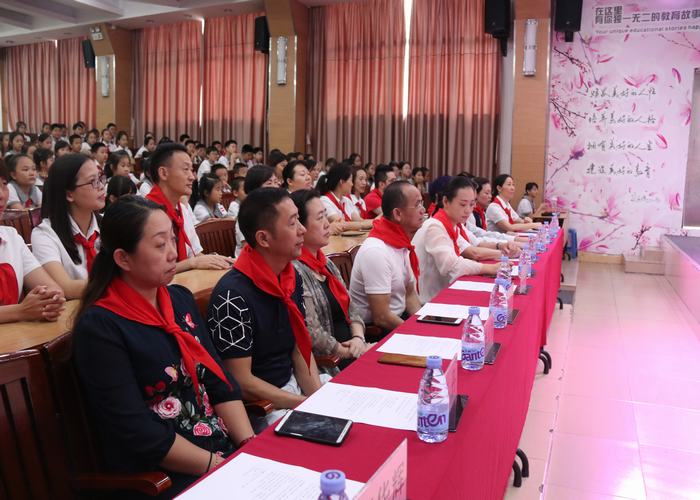 星星火炬放光彩，民族精神代代傳 ——中國少年先鋒隊深圳市龍華中英文實驗學(xué)校 第一次代表大會暨工作委員會成立