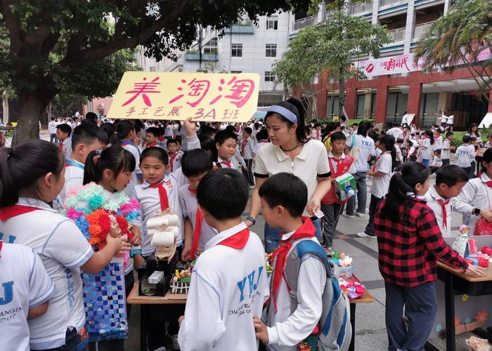 精美作品亮人眼，跳蚤市場(chǎng)交易忙