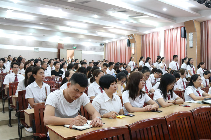 獎(jiǎng)教獎(jiǎng)先，傳承創(chuàng)新，建設(shè)優(yōu)質(zhì)、高端、多元的現(xiàn)代化特色學(xué)校 ——學(xué)校召開(kāi)2019秋季學(xué)期全體教職工大會(huì)