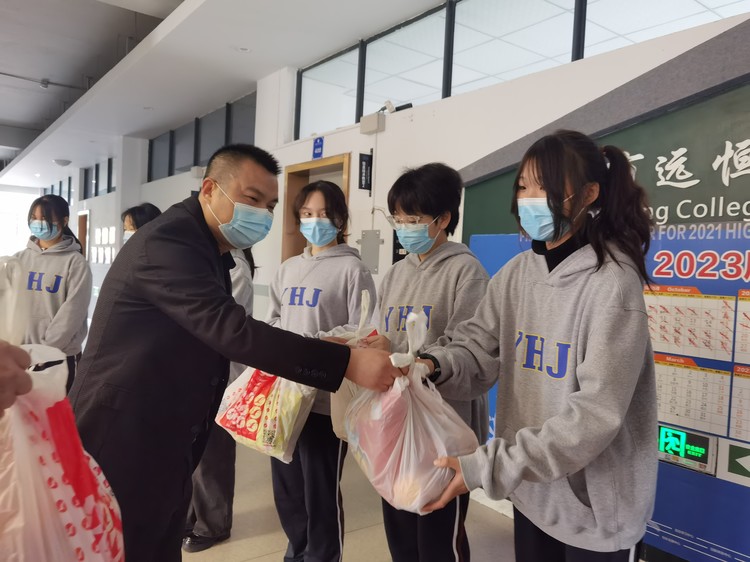 心系留校學(xué)生，情暖長壽湖畔——區(qū)教委領(lǐng)導(dǎo)慰問我校疫情期間周末留校學(xué)生