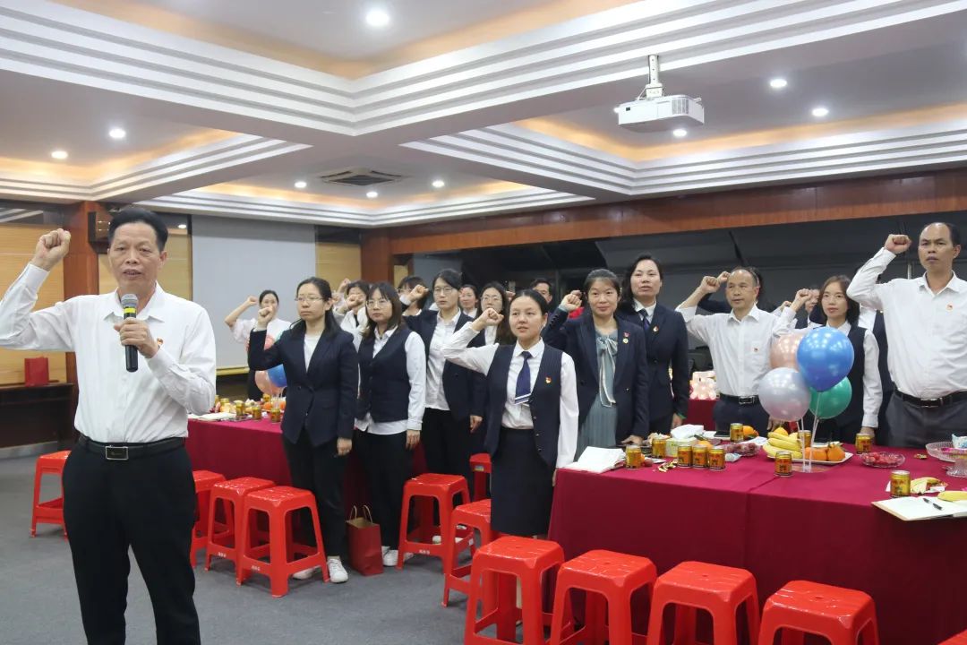 憶入黨初心，擔(dān)責(zé)任使命——龍華中英文實(shí)驗(yàn)學(xué)校黨支部為黨員辦集體政治生日會(huì)